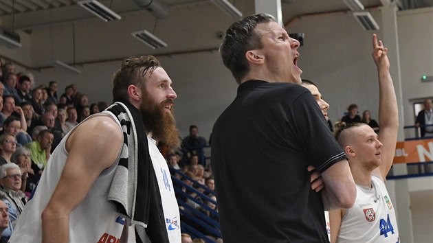 Dnt basketbalist Jakub Krakovi (vlevo) a Luk Fetr (vpravo)  a jejich trenr Tom Grepl se raduj bhem zpasu proti Olomoucku.