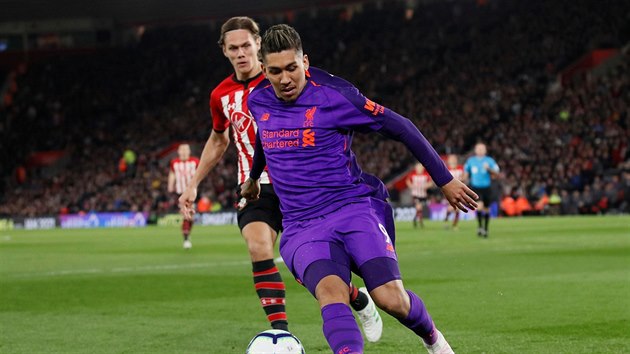 Roberto Firmino (vpravo) z Liverpoolu v zpase se Southamptonem