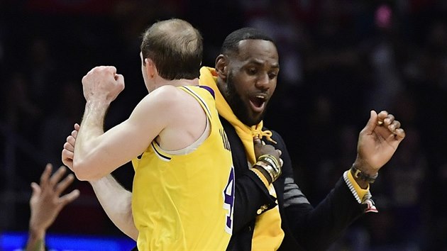 Alex Caruso (vlevo) a LeBron James z LA Lakers oslavuj povedenou akci proti Clippers.