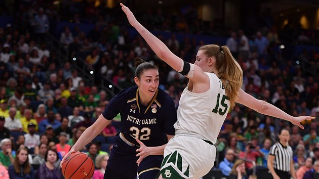 Jessica Shepardov (32) z Notre Dame to kolem Lauren Coxov (15) z Bayloru.