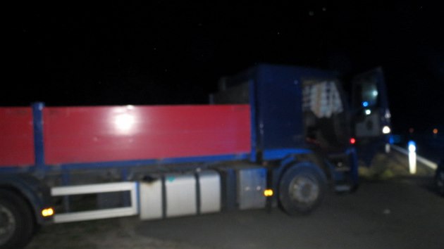 idi odstavil kamion na trvu exitu D11 na Hradecku (3. 4. 2019).