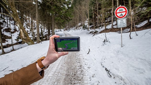 Navigace vede řidiče do zákazu vjezdu z Černého Dolu směrem do Pece pod Sněžkou. Na snímku je místo nedaleko Cihlářské boudy, již v chráněné zóně národního parku.
