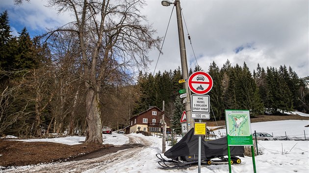 Jedna z chalup nad ernm Dolem, dl mohou jen idii s povolenkami sprvy parku.