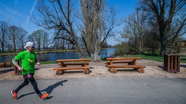 Cyklostezka vede kolem Labe, provoz na silnici natst nen skoro slyet (3. 4. 2019).