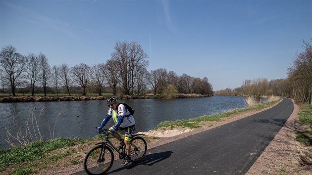Asfaltku od Hradce Králové do Vysoké využívají už tisíce bruslařů i cyklistů (3. 4. 2019).