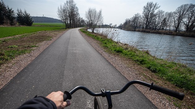 Asfaltku od Hradce Krlov do Vysok vyuvaj u tisce brusla i cyklist (3. 4. 2019).