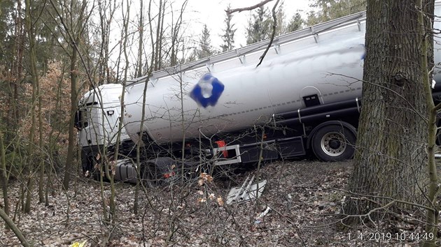 Nehoda kamionu u Horn Bzy na Plzesku komplikovala dopravu na hlavnm tahu z Plzn do Kralovic. 