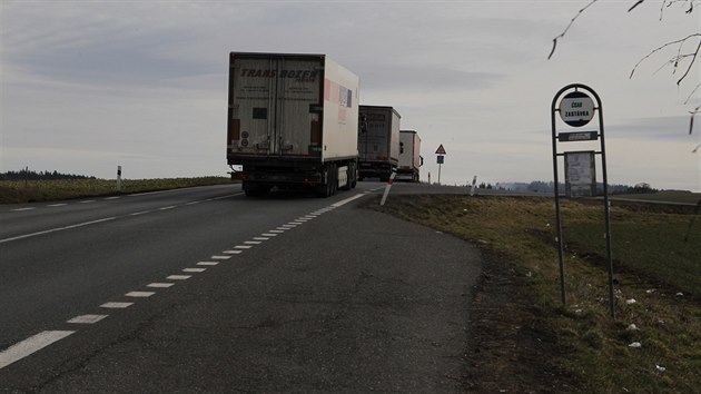 Nebezpečná křižovatka na hlavním tahu z Kasejovic do Nepomuku, kde se napojuje silnice na Horažďovice, čeká úprava. Začít by se mělo na jaře 2022. (29. 3. 2019)