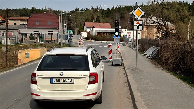 Kiovatka ulic Dobansk a Sulkovsk v plzesk tvrti Valcha se zmn na kruhov objezd. Hotovo m bt koncem letonho roku. (2. 4. 2019)