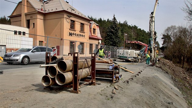 Kiovatka ulic Dobansk a Sulkovsk v plzesk tvrti Valcha se zmn na kruhov objezd. Hotovo m bt koncem letonho roku. (2. 4. 2019)