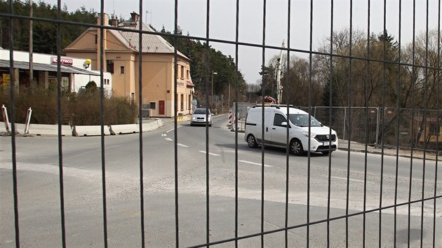 Kiovatka ulic Dobansk a Sulkovsk v plzesk tvrti Valcha se zmn na kruhov objezd. Hotovo m bt koncem letonho roku. (2. 4. 2019)