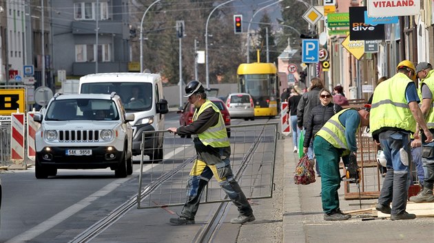 Oprava Slovanské třídy v Plzni přináší komplikace nejen pro řidiče vozidel, ale omezila i tramvaje. (3. 4. 2019)