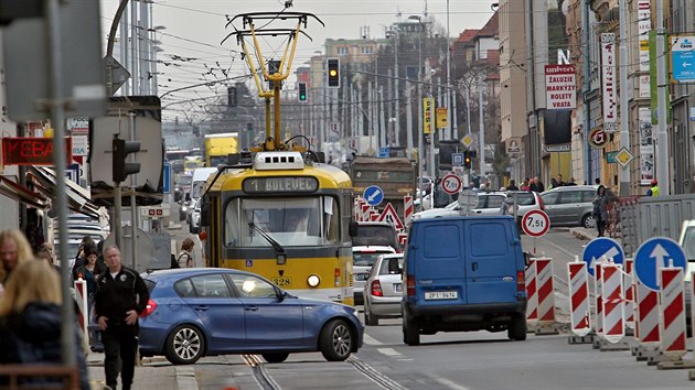 Oprava Slovanské třídy v Plzni přináší komplikace nejen pro řidiče vozidel, ale omezila i tramvaje. (3. 4. 2019)