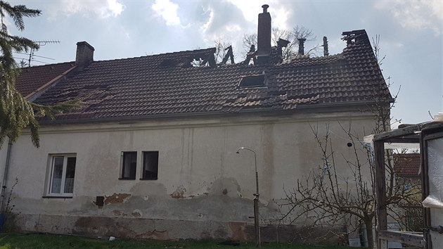 Rodinn dm v Horaovicch na Klatovsku zniily plameny. Podle policie por zpsobil mu, kter v objektu vail pervitin. (9. 4. 2019)