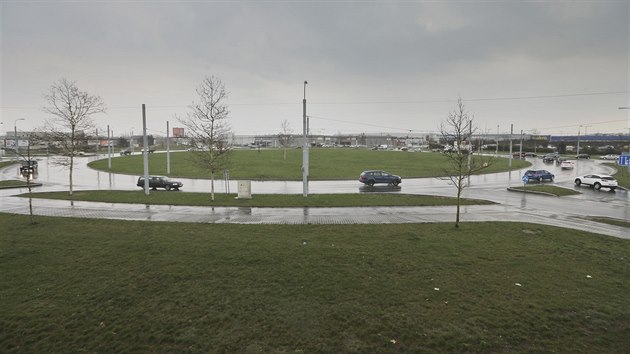 Kruhov� k�i�ovatka v Plzni u Makra se bude muset vylep�it. Po zprovozn�n� z�padn�ho okruhu Plzn� v roce 2022 u� nebude jej� kapacita vyhovuj�c�. (8. 4. 2019)