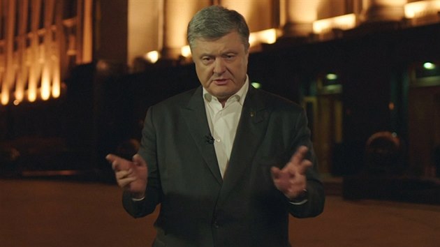 Poroenko pijal Zelenskho vzvu k debat na stadionu (4. dubna 2019)