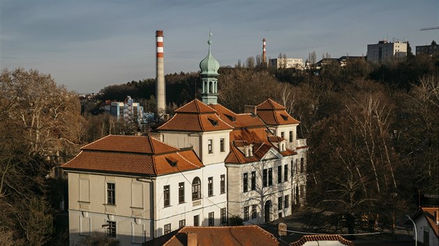 Mstn barokn zmek byl vybudovn na mst panskho dvora mezi roky 1730 a 1750.