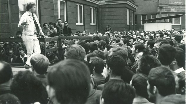 Vclav Havel promlouv k lidem u DK NKHG, 12. ervna 1969.