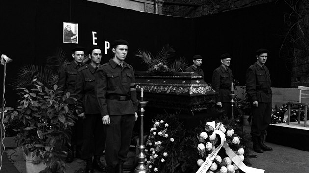 Pohřeb Evžena Plocka, který se upálil v Jihlavě 4. dubna 1969.