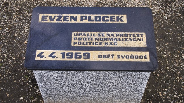 Pamětní deska v Jihlavě, která připomíná upálení Evžena Plocka na protest proti normalizační politice komunistické strany.