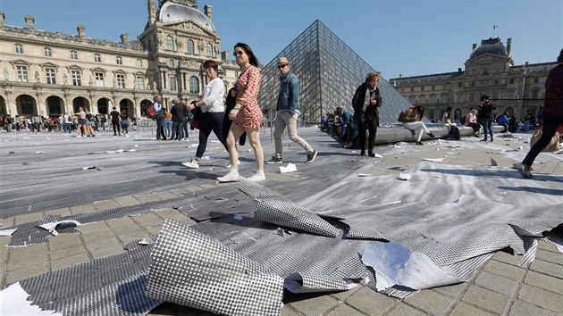 Streetartový umělec JR při příležitosti oslav 30. výročí skleněné pyramidy muzea Louvre vytvořil optickou iluzi pohledu na její imaginární základy pomocí papírové koláže na nádvoří. Dílo se však brzy rozpadlo pod náporem návštěvníků (2. dubna 2019)