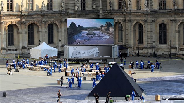 Streetartov umlec JR pi pleitosti oslav 30. vro sklenn pyramidy muzea Louvre vytvoil optickou iluzi pohledu na jej imaginrn zklady pomoc paprov kole na ndvo. Dlo se vak brzy rozpadlo pod nporem nvtvnk (2. dubna 2019)