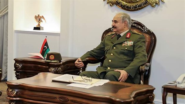 Libyjsk poln marl Chalfa Haftar, kter stoj v ele Libyjsk nrodn armdy. (5. dubna 2019)
