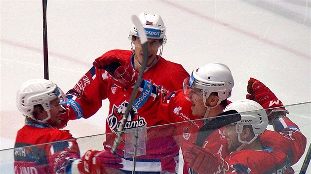 Pardubičtí hokejisté slaví gól Petra Sýkory (druhý zprava) v utkání s Chomutovem.