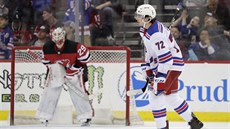 Filip Chytil z NY Rangers a branká MacKenzie Blackwood z New Jersey.