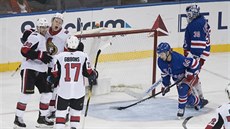 Hokejisté Ottawy slaví gól na led NY Rangers.