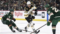 David Pastrák z Bostonu mezi dvojicí Joel Eriksson Ek (vlevo) a Ryan Suter z...