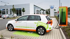 EZ aktuáln nabízí pt model elektromobil od tí znaek: Volkswagen (na...