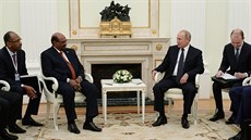 Ruský prezident Vladimir Putin pi setkání se svým súdánským protjkem Omarem...
