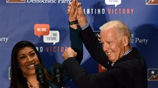 Lucy Floresová a Joe Biden pi kampani Floresové v Nevad (1. prosince 2014)