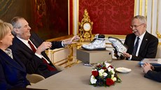 Prezident Milo Zeman pedal svému rakouskému protjkovi Alexandru Van der...