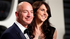 Jeff Bezos a jeho manželka MacKenzie Bezosová na Vanity Fair Party v Beverly...