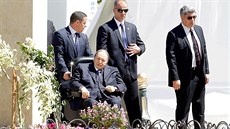 Alírský prezident Buteflika byl v posledních letech své funkce odkázán na...