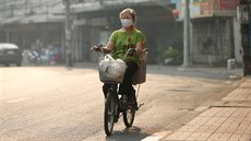 Lidé v Thajsku se chrání před znečištěním ovzduší pomocí roušek. (3 dubna 2019)