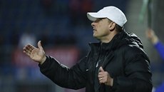 Trenér Slovácka Martin Svdík udílí pokyny svým svencm bhem zápasu proti...