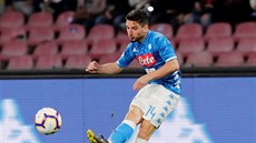 Dries Mertens z Neapole odehrává balon b�hem zápasu proti Janovu.
