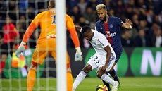 Lionel Carole ze trasburku (uprosted) a Eric Maxim Choupo-Moting z Paris St....