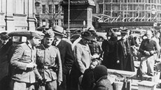 Němečtí vojáci na kodaňském trhu.