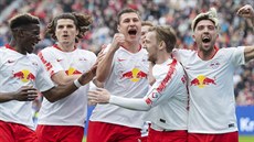 Fotbalisté Lipska oslavují gól, který vstelil Emil Forsberg.