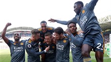 Fotbalisté Leicesteru oslavují gól Jamieho Vardyho (uprost�ed).