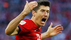 Robert Lewandowski, kanonýr Bayernu Mnichov, oslavuje svoji trefu.