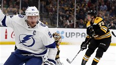 Úto�ník Steven Stamkos z Tampy oslavuje svoji trefu v utkání proti Bostonu.