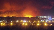 Plameny poáru, který vypukl v horách nedaleko Kosong v Jiní Koreji. (4. dubna...