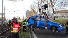 Auto z koleji�t� v Ostrav� vytahoval nový hasi�ský speciál zvaný Omars. (1....
