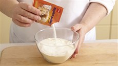 Nakonec zapracujeme prosátou mouku s kyp�icím prá�kem.