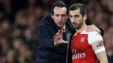 Trenér Arsenalu Unai Emery udílí pokyny st�ídajícímu Henrichu Mchitarjanovi v...
